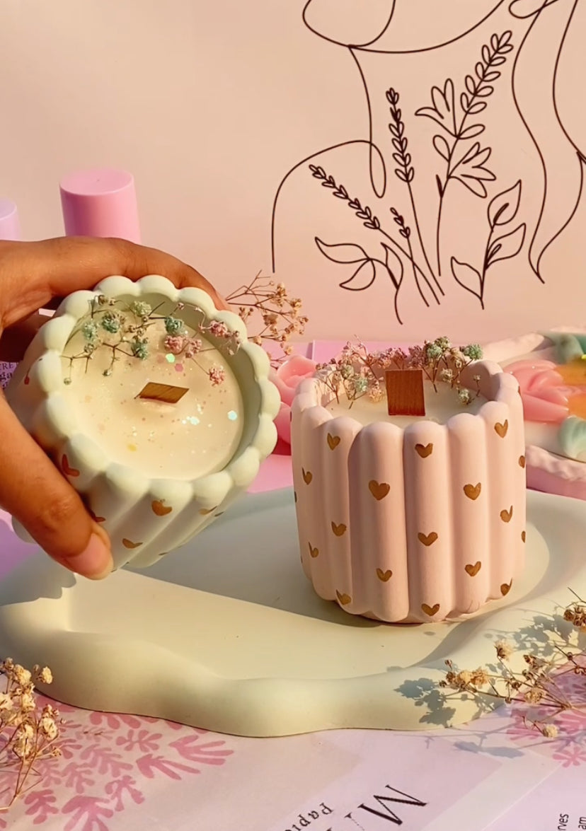 Huge Ribbed Pot Candle (Gold foiled hearts)