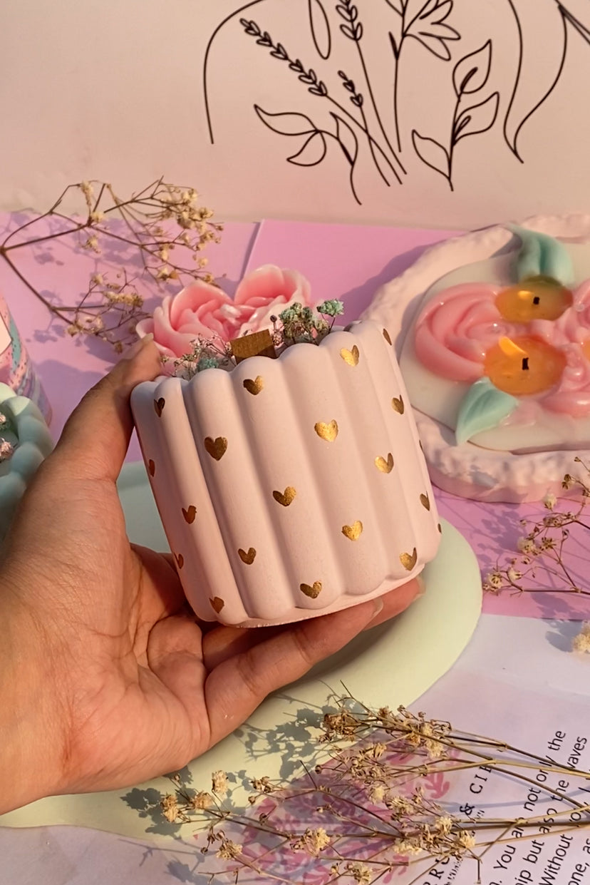 Huge Ribbed Pot Candle (Gold foiled hearts)