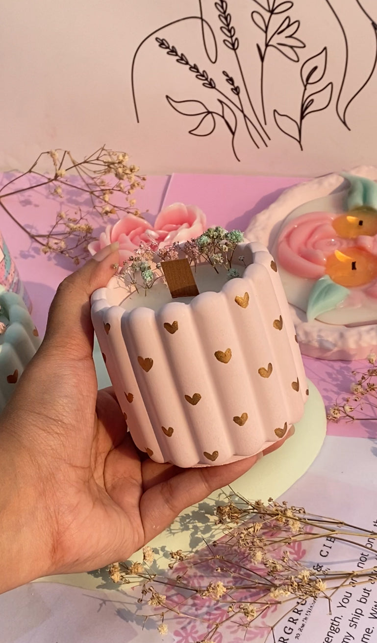 Huge Ribbed Pot Candle (Gold foiled hearts)