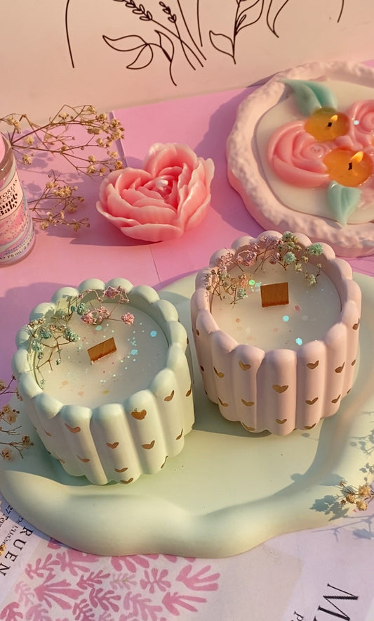 Huge Ribbed Pot Candle (Gold foiled hearts)