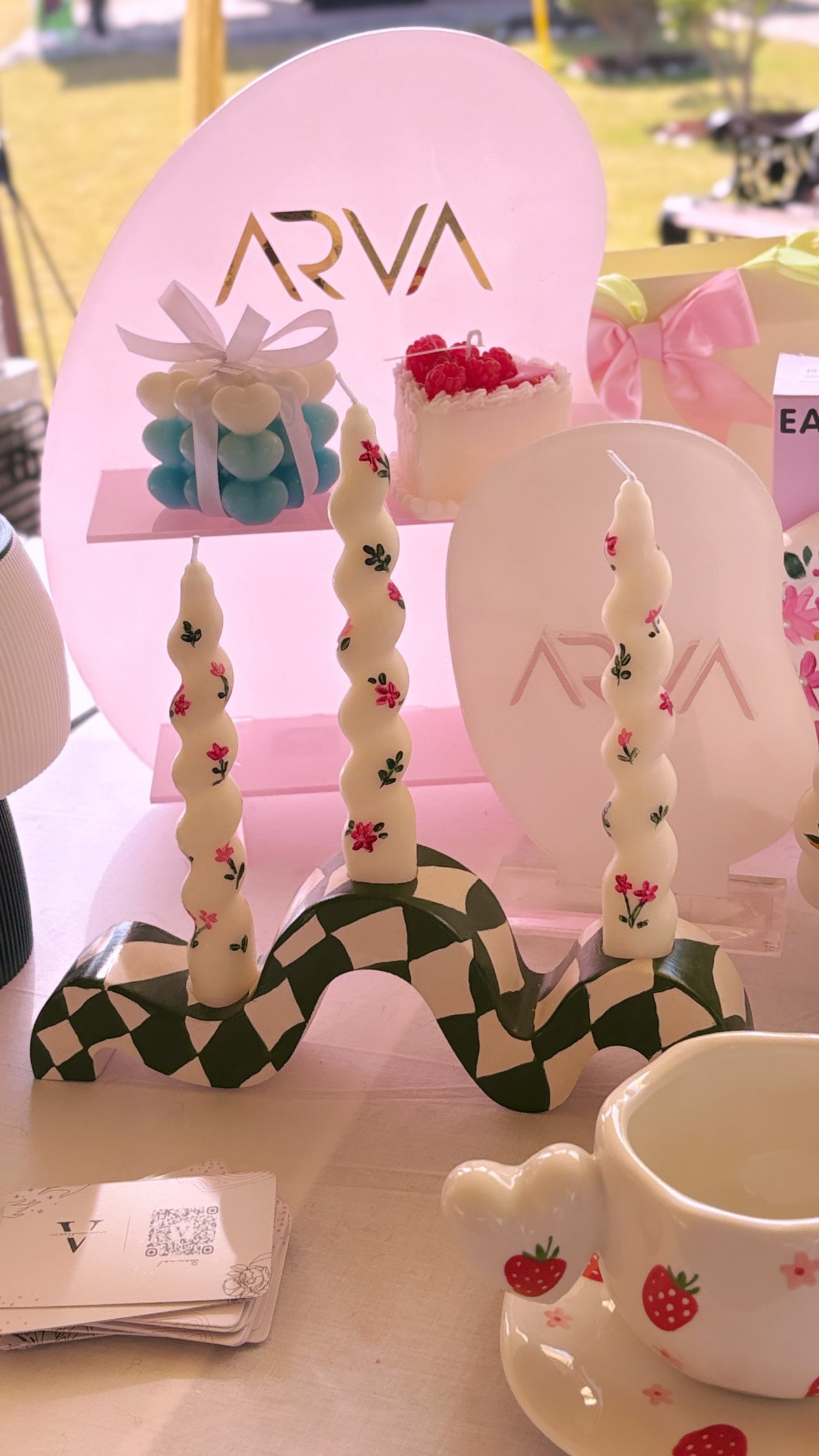 Checkered Pattern Wavy Holder